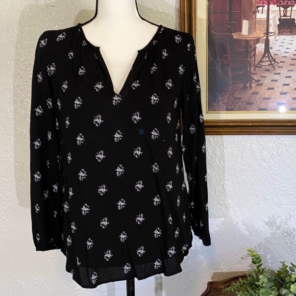 OLD NAVY ~ Black Floral Pattern Long-Sleeve Top ~ Great Wardrobe Basic!  Size XS - Picture 1 of 5